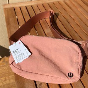 SOLD | Lululemon everywhere belt bag